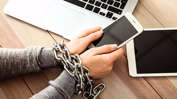 Breaking Free from Screens: A Guide to Digital Detox and Mindful Tech Habits